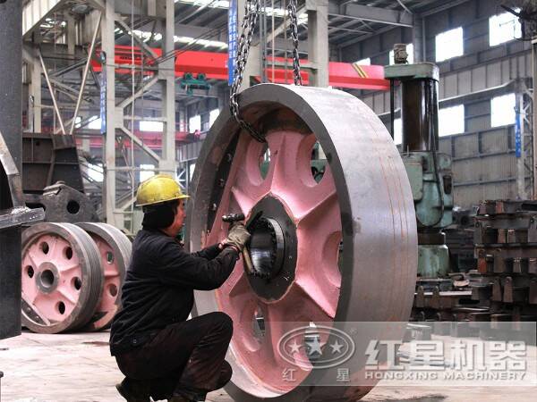 花崗巖鄂破機(jī)細(xì)致的做工 花崗巖鄂破機(jī)細(xì)致的做工