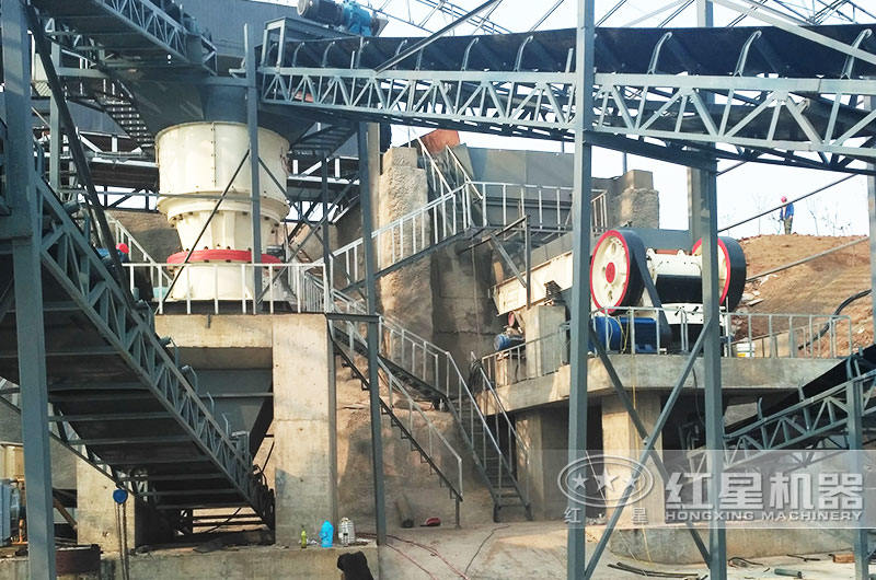 土石圓錐破碎機(jī)工作現(xiàn)場(chǎng) 土石圓錐破碎機(jī)工作現(xiàn)場(chǎng)