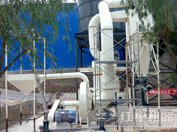 鋯英石雷蒙磨粉機工作現(xiàn)場 鋯英石雷蒙磨粉機工作現(xiàn)場