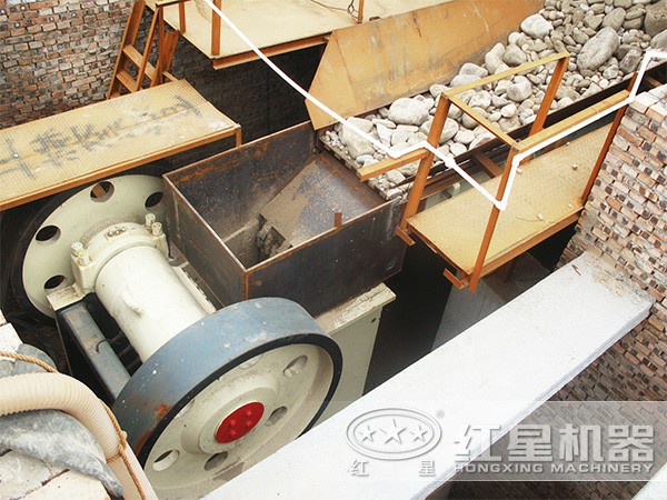 輝石破碎機(jī)工作現(xiàn)場 輝石破碎機(jī)工作現(xiàn)場