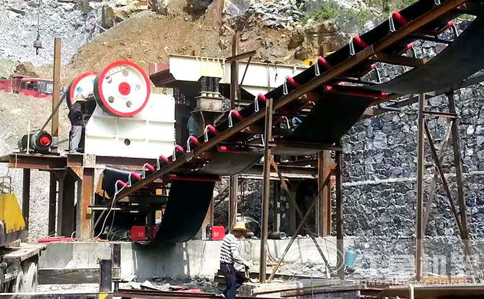 江西時(shí)產(chǎn)500噸石灰?guī)r粗碎現(xiàn)場(chǎng) 江西時(shí)產(chǎn)500噸石灰?guī)r粗碎現(xiàn)場(chǎng)