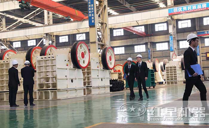 時產(chǎn)300噸鄂破生產(chǎn)車間:客戶參觀 時產(chǎn)300噸鄂破生產(chǎn)車間:客戶參觀