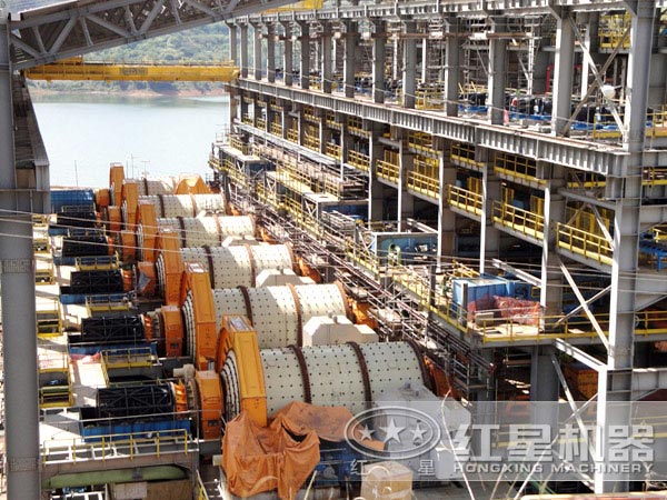 選鉬礦工作現(xiàn)場(chǎng):球磨機(jī)部分 選鉬礦工作現(xiàn)場(chǎng):球磨機(jī)部分