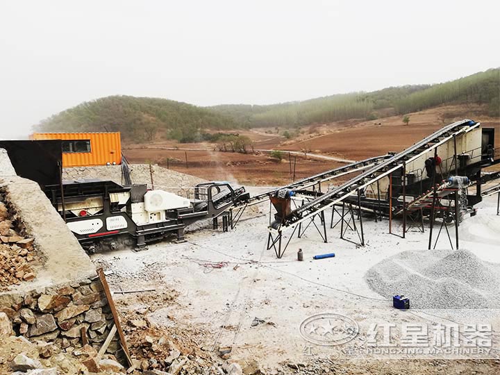 時(shí)產(chǎn)200噸河卵石移動(dòng)破碎生產(chǎn)線現(xiàn)場(chǎng) 時(shí)產(chǎn)200噸河卵石移動(dòng)破碎生產(chǎn)線現(xiàn)場(chǎng)