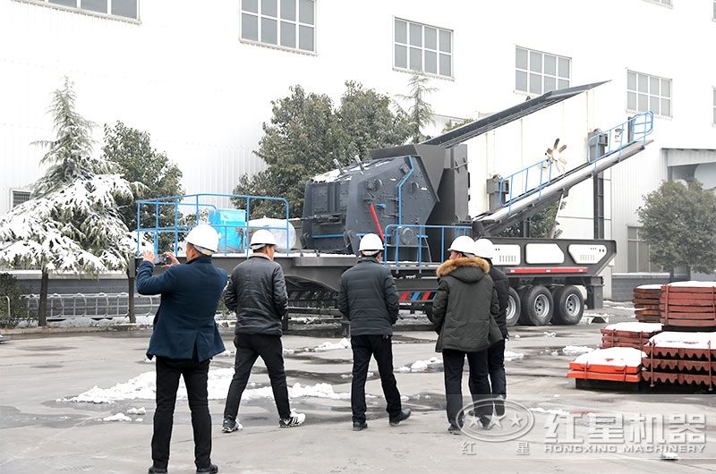 車載流動碎石機(jī)廠家價格實(shí)惠，客戶現(xiàn)場參觀