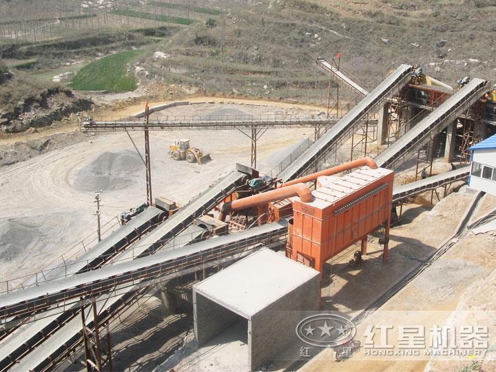 河南桐柏青石制砂現(xiàn)場(chǎng)產(chǎn)量250t/h,出料均勻 河南桐柏青石制砂現(xiàn)場(chǎng)產(chǎn)量250t/h,出料均勻