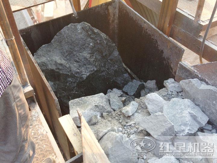 印尼尾礦加工現(xiàn)場(chǎng),進(jìn)料粒度大,出料5-10mm 印尼尾礦加工現(xiàn)場(chǎng),進(jìn)料粒度大,出料5-10mm