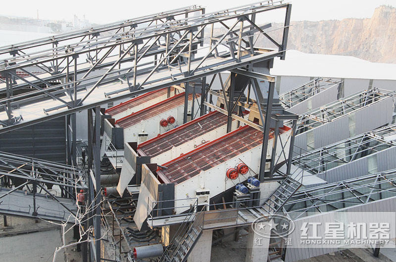 日產(chǎn)1.5萬噸河卵石制砂生產(chǎn)線現(xiàn)場：振動(dòng)篩特點(diǎn)，可篩分多種成品料 