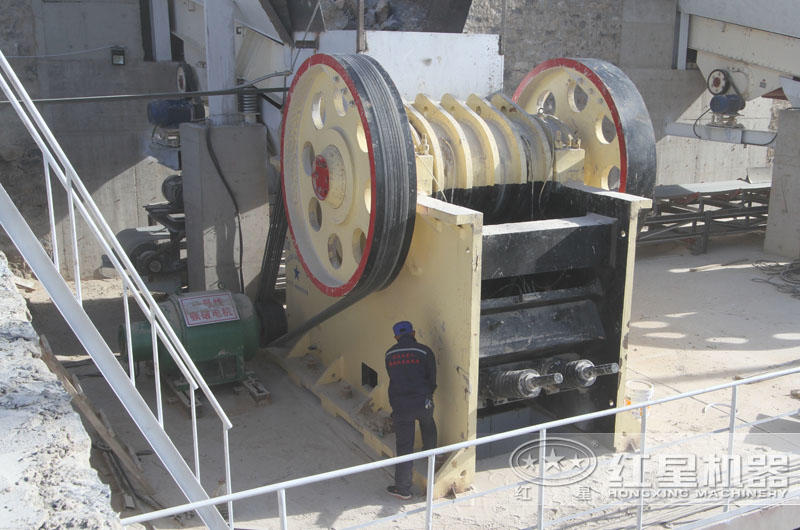 時產(chǎn)500噸石灰石制砂生產(chǎn)線:顎式破碎機