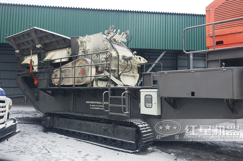 俄羅斯履帶移動(dòng)細(xì)碎機(jī)作業(yè)現(xiàn)場(chǎng) 俄羅斯履帶移動(dòng)細(xì)碎機(jī)作業(yè)現(xiàn)場(chǎng)