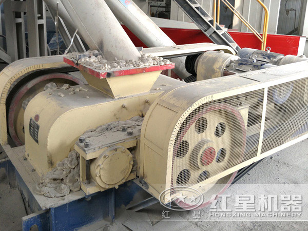 對(duì)輥式破碎機(jī)作業(yè)現(xiàn)場(chǎng)圖 對(duì)輥式破碎機(jī)作業(yè)現(xiàn)場(chǎng)圖