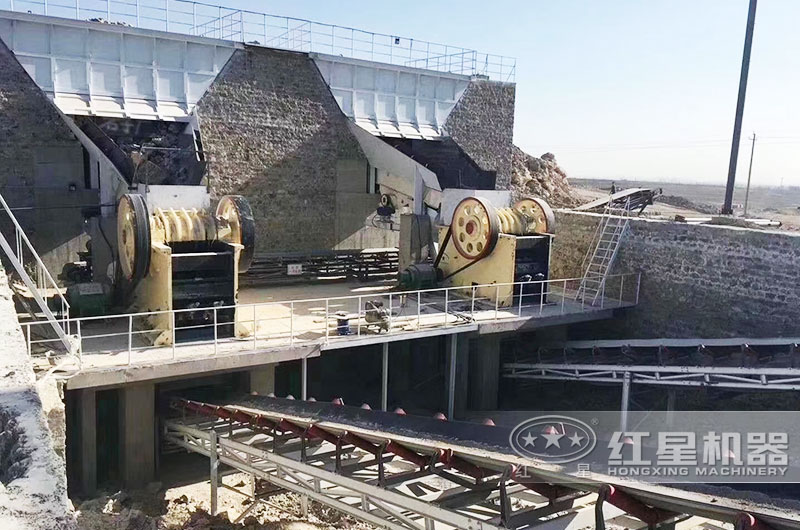 鄂式破碎機(jī)工作現(xiàn)場實(shí)拍圖 鄂式破碎機(jī)工作現(xiàn)場實(shí)拍圖