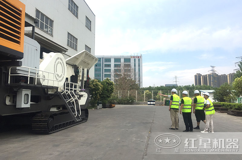 經理陪同客戶到廠區考察 經理陪同客戶到廠區考察