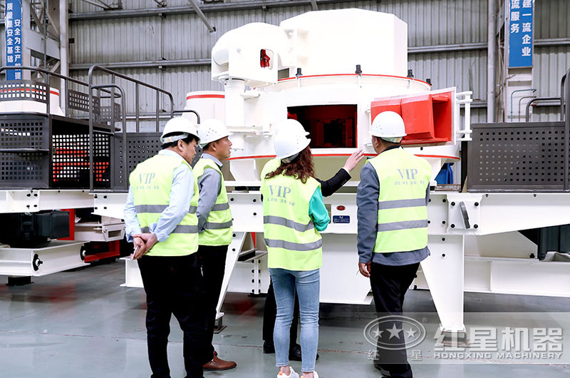 客戶抵達設備生產車間，實地考察