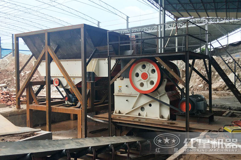 顎式破碎機(jī)工作實(shí)拍圖 顎式破碎機(jī)工作實(shí)拍圖