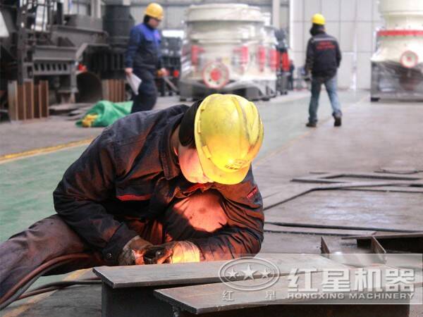 鄂式碎石機(jī)匠心作業(yè)現(xiàn)場(chǎng) 鄂式碎石機(jī)匠心作業(yè)現(xiàn)場(chǎng)