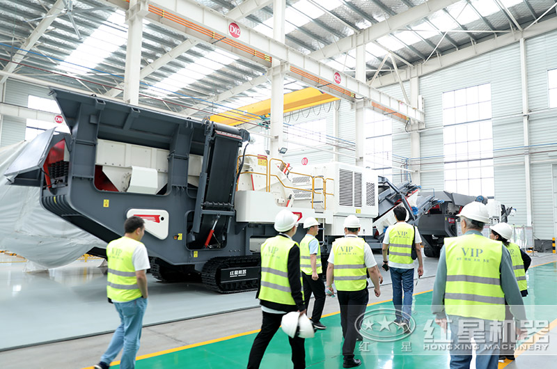 客戶參觀廠區(qū)移動(dòng)破碎機(jī) 客戶參觀廠區(qū)移動(dòng)破碎機(jī)