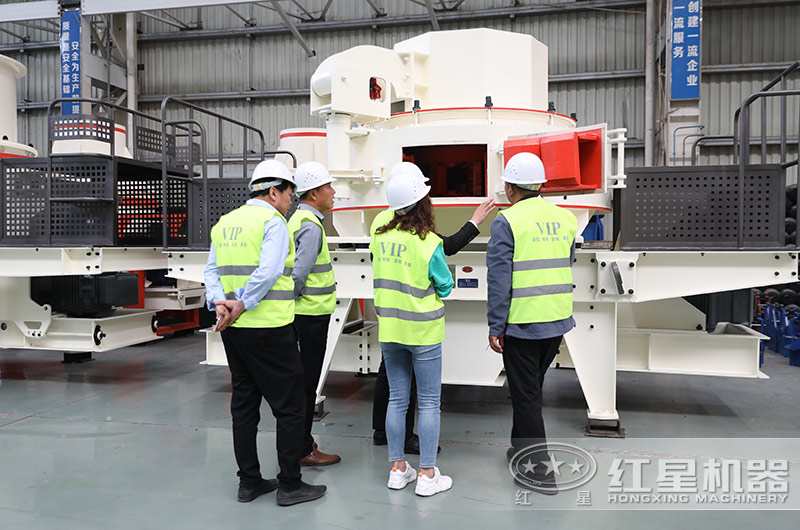 客戶(hù)來(lái)廠考察石頭制砂機(jī)設(shè)備 客戶(hù)來(lái)廠考察石頭制砂機(jī)設(shè)備