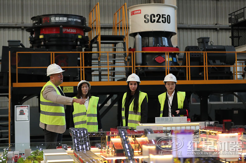 客戶來廠參觀圓錐破碎機設備 客戶來廠參觀圓錐破碎機設備