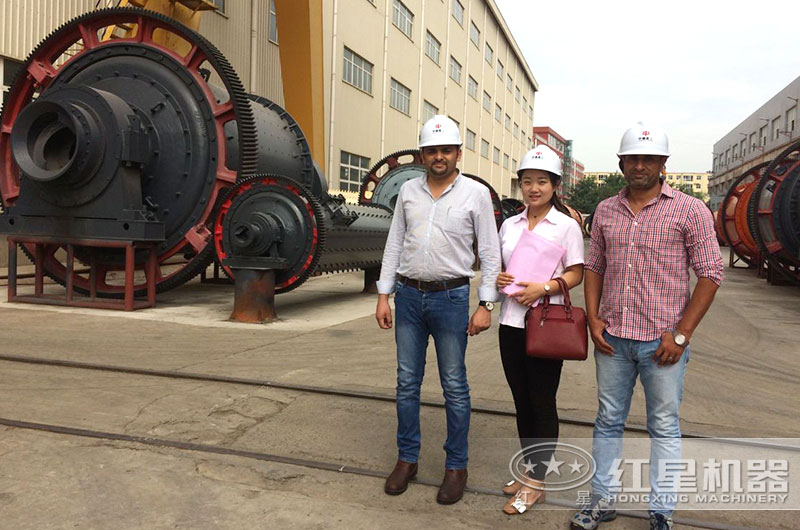 客戶來(lái)廠考察球磨機(jī)設(shè)備 客戶來(lái)廠考察球磨機(jī)設(shè)備