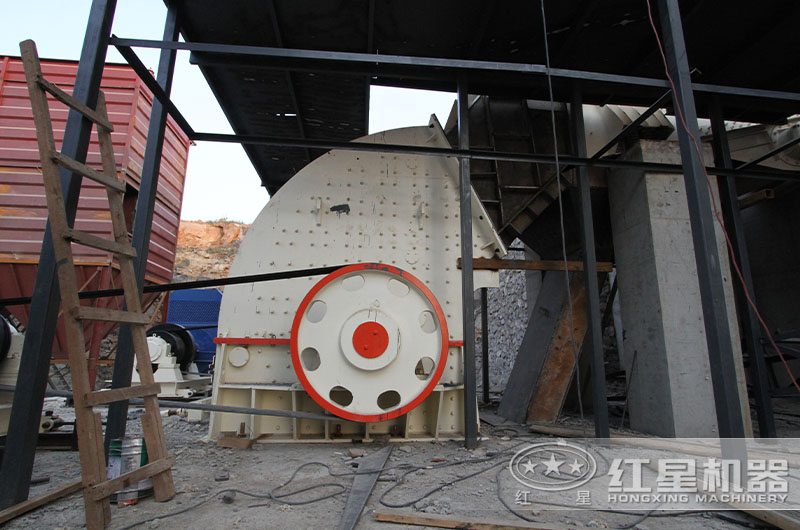 錘式破碎機(jī)作業(yè)現(xiàn)場(chǎng) 錘式破碎機(jī)作業(yè)現(xiàn)場(chǎng)