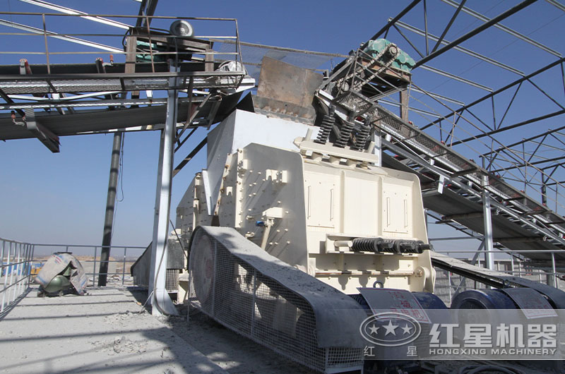 反擊式破碎機(jī)作業(yè)現(xiàn)場(chǎng) 反擊式破碎機(jī)作業(yè)現(xiàn)場(chǎng)