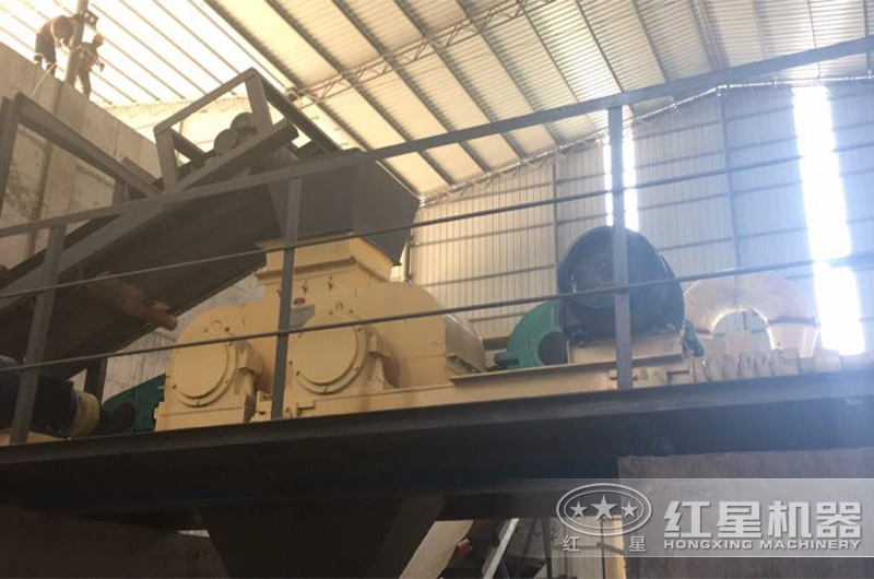 對(duì)輥式破碎機(jī)作業(yè)現(xiàn)場(chǎng) 對(duì)輥式破碎機(jī)作業(yè)現(xiàn)場(chǎng)