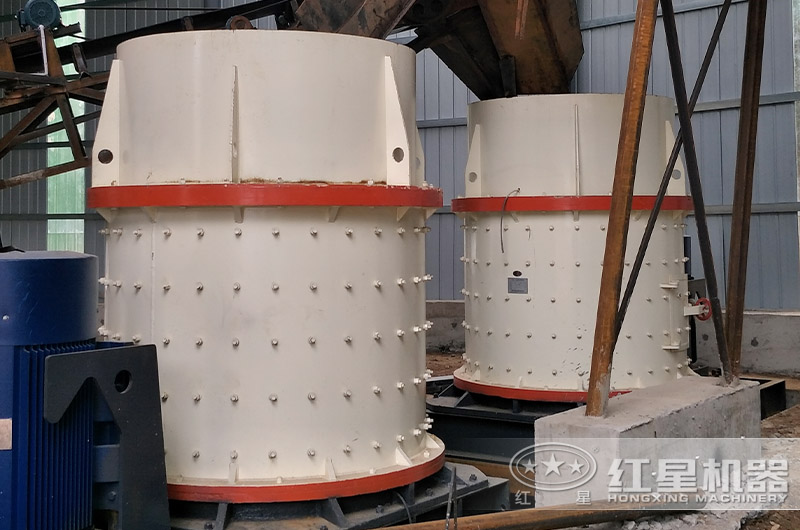 復(fù)合式破碎機(jī)作業(yè)現(xiàn)場(chǎng) 復(fù)合式破碎機(jī)作業(yè)現(xiàn)場(chǎng)